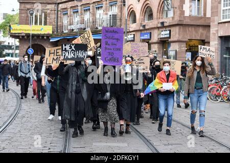 Zwölf feministische Vereinigungen und Kollektive demonstrieren und fordern die Öffnung der medizinisch unterstützten Fortpflanzung (MAP) für alle Frauen. ACAP, Aimons nous toutes, Collectif Autogynéco, Collagen féministes Strasbourg, Les Cousines de l'est, Pink Bloc, Reprendre la Ville, Solidarires Alsace, Solidarires étudiant-e-s Alsace, Support Transgenre Strasbourg, FEMMES 67. Ein Text muss noch im Januar 2021 im Senat abgestimmt werden, bevor die Abgeordneten beider Kammern versuchen, eine für alle zufriedenstellende Version zu finden. Straßburg, Nordostfrankreich, am 10. Oktober 2020. Foto b Stockfoto