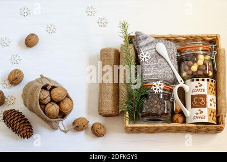 Handgemachte alternative Geschenkbox Pflege verpackt mit Kaffee, Kaffeetasse, Schokoladenbohnen, warmen Socken und Walnüssen. Saisonale Weihnachten Null Abfall hausgemachte gif Stockfoto