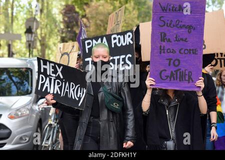 Zwölf feministische Vereinigungen und Kollektive demonstrieren und fordern die Öffnung der medizinisch unterstützten Fortpflanzung (MAP) für alle Frauen. ACAP, Aimons nous toutes, Collectif Autogynéco, Collagen féministes Strasbourg, Les Cousines de l'est, Pink Bloc, Reprendre la Ville, Solidarires Alsace, Solidarires étudiant-e-s Alsace, Support Transgenre Strasbourg, FEMMES 67. Ein Text muss noch im Januar 2021 im Senat abgestimmt werden, bevor die Abgeordneten beider Kammern versuchen, eine für alle zufriedenstellende Version zu finden. Straßburg, Nordostfrankreich, am 10. Oktober 2020. Foto b Stockfoto