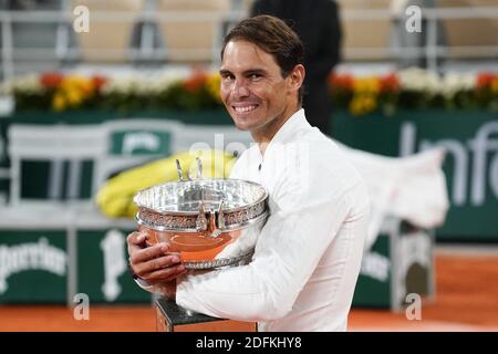 Rafael Nadal aus Spanien feiert mit der Siegertrophäe nach seinem Sieg gegen Novak Djokovic aus Serbien im Einzel-Finale auf dem Court Philippe-Chatrier während der Französisch Tennis Open im Roland Garros Stadion am 11. Oktober 2020 in Paris, Frankreich. Rafael Nadal hat seinen 13. French Open und 20. Grand Slam gewonnen, Novak Djokovic im Finale besiegt und Roger Federers Majors-Rekord gebunden. Foto von Laurent Zabulon/ABACAPRESS.COM Stockfoto