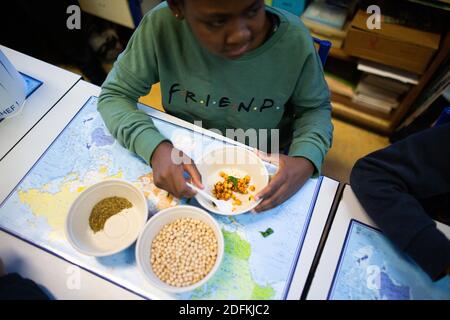 Kinder nehmen an einem Kochworkshop in einer Klasse von Schülern CM2 in einer Grundschule für die Woche von falvor in Clichy-sous-bois bei Paris, am 12. Oktober 2020. Foto von Raphael Lafargue/ABACAPRESS.COM Stockfoto