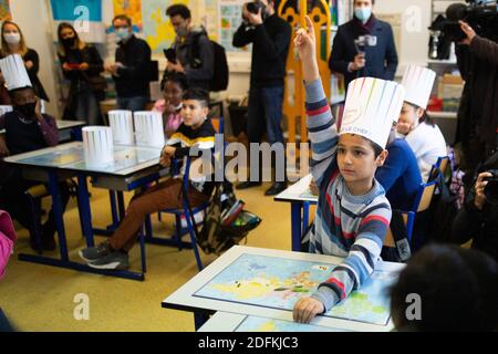 Kinder nehmen an einem Kochworkshop in einer Klasse von Schülern CM2 in einer Grundschule für die Woche von falvor in Clichy-sous-bois bei Paris, am 12. Oktober 2020. Foto von Raphael Lafargue/ABACAPRESS.COM Stockfoto