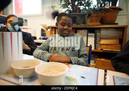 Kinder nehmen an einem Kochworkshop in einer Klasse von Schülern CM2 in einer Grundschule für die Woche von falvor in Clichy-sous-bois bei Paris, am 12. Oktober 2020. Foto von Raphael Lafargue/ABACAPRESS.COM Stockfoto