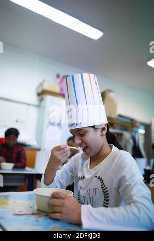 Kinder nehmen an einem Kochworkshop in einer Klasse von Schülern CM2 in einer Grundschule für die Woche von falvor in Clichy-sous-bois bei Paris, am 12. Oktober 2020. Foto von Raphael Lafargue/ABACAPRESS.COM Stockfoto