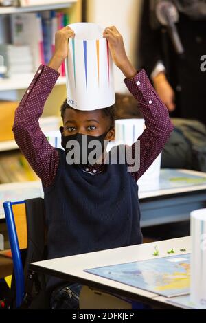 Kinder nehmen an einem Kochworkshop in einer Klasse von Schülern CM2 in einer Grundschule für die Woche von falvor in Clichy-sous-bois bei Paris, am 12. Oktober 2020. Foto von Raphael Lafargue/ABACAPRESS.COM Stockfoto