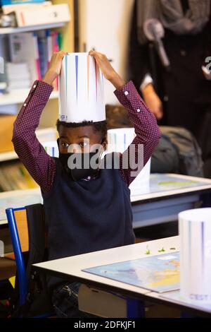 Kinder nehmen an einem Kochworkshop in einer Klasse von Schülern CM2 in einer Grundschule für die Woche von falvor in Clichy-sous-bois bei Paris, am 12. Oktober 2020. Foto von Raphael Lafargue/ABACAPRESS.COM Stockfoto