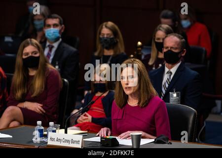 Richterin Amy Coney Barrett wird vor dem Justizausschuss des Senats auf dem Capitol Hill in Washington, DC, USA, am 12. Oktober 2020 vereidigt. Foto von Demetrius Freeman/Pool/ABACAPRESS.COM Stockfoto