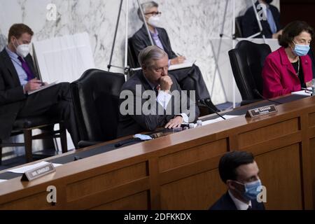 Der Vorsitzende des Ausschusses, Senator Lindsey Graham (R-SC), räumt sich die Kehle auf, als er Richter Amy Coney Barrett fragt: Die von US-Präsident Donald Trump ernannt wurde, um Ruth Bader Ginsburgs Sitz am Obersten Gerichtshof der USA zu besetzen, stellte Fragen während ihrer Bestätigungsverhandlung vor der Bestätigungsverhandlung des Justizausschusses des Senats auf dem Kapitol am 13. Oktober 2020 in Washington, DC. Foto von Brendan Smialowski/Pool/ABACAPRESS.COM Stockfoto