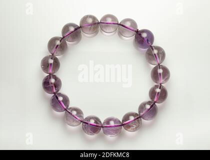 Armband mit natürlichem Amethyst auf weißem Hintergrund Stockfoto