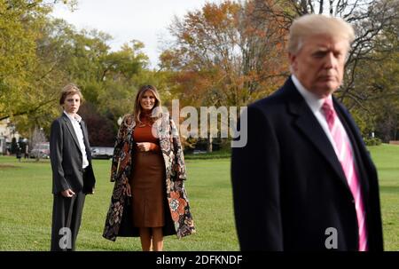 Fileboto vom 21. November 2017 von Präsident Donald Trump beantwortet Fragen aus den Medien, während First Lady Melania Trump und Sohn Barron Trump vor der Abreise aus dem Weißen Haus in Washington, DC, USA weiterschauen. Melania Trump hat am Mittwoch enthüllt, dass Barron, ihr 14-jähriger Sohn mit dem Präsidenten, einmal positiv auf das Coronavirus getestet, später aber negativ getestet hat. Foto von Olivier Douliery/ABACAPRESS.COM Stockfoto