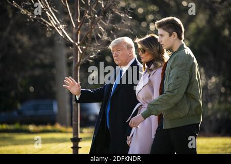 Datei-Foto vom 17. Januar 2020 von Präsident Donald Trump, First Lady Melania Trump und ihrem Sohn Barron Trump, zu Fuß an Bord Marine One auf dem South Lawn des Weißen Hauses in Washington, DC, USA. Melania Trump hat am Mittwoch enthüllt, dass Barron, ihr 14-jähriger Sohn mit dem Präsidenten, einmal positiv auf das Coronavirus getestet, später aber negativ getestet hat. Foto von Al Drago/Pool/ABACAPRESS.COM Stockfoto