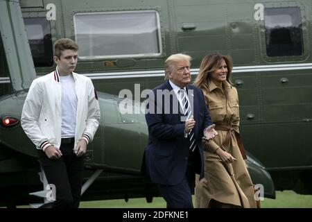Datei Foto vom Sonntag, 16. August 2020 von Präsident Donald Trump, Mitte, Sohn Barron Trump, links, und First Lady Melania Trump Spaziergang auf dem South Lawn des Weißen Hauses in Washington, DC, USA. Melania Trump hat am Mittwoch enthüllt, dass Barron, ihr 14-jähriger Sohn mit dem Präsidenten, einmal positiv auf das Coronavirus getestet, später aber negativ getestet hat. Foto von Stefani Reynolds/Pool/ABACAPRESS.COM Stockfoto