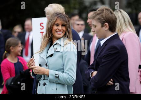 Datei-Foto vom 2. April 2018 von First Lady Melania Trump und ihrem Sohn Barron Trump bei der 140. Jährlichen Ostereierrolle auf dem South Lawn des Weißen Hauses am 2. April 2018 in Washington, DC, USA. Melania Trump hat am Mittwoch enthüllt, dass Barron, ihr 14-jähriger Sohn mit dem Präsidenten, einmal positiv auf das Coronavirus getestet, später aber negativ getestet hat. Foto von Chip Somodevilla/Pool/ABACAPRESS.COM Stockfoto