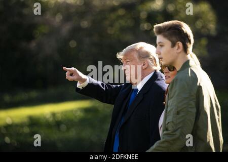Datei-Foto vom 17. Januar 2020 von Präsident Donald Trump, First Lady Melania Trump und ihrem Sohn Barron Trump, zu Fuß an Bord Marine One auf dem South Lawn des Weißen Hauses in Washington, DC, USA. Melania Trump hat am Mittwoch enthüllt, dass Barron, ihr 14-jähriger Sohn mit dem Präsidenten, einmal positiv auf das Coronavirus getestet, später aber negativ getestet hat. Foto von Al Drago/Pool/ABACAPRESS.COM Stockfoto