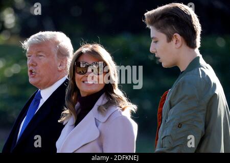 Datei Foto vom 17. Januar 2020 von Präsident Donald Trump mit First Lady Melania Trump und ihrem Sohn Barron Spaziergang auf dem South Lawn des Weißen Hauses in Washington, DC, USA. Melania Trump hat am Mittwoch enthüllt, dass Barron, ihr 14-jähriger Sohn mit dem Präsidenten, einmal positiv auf das Coronavirus getestet, später aber negativ getestet hat. Foto von Yuri Gripas/ABACAPRESS.COM Stockfoto