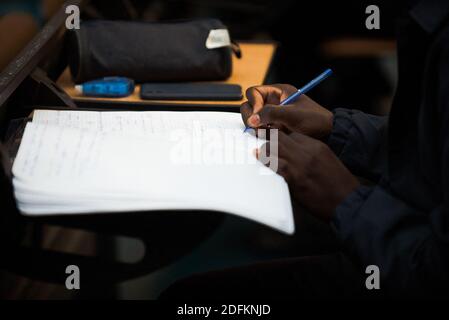 Ein Student arbeitet am 13. Oktober 2020 in einem Amphitheater an der Universität La Sorbonne in der Rue du Pantheon in Paris, Frankreich. Eine der größten öffentlichen Universitäten Frankreichs ist fest davon überzeugt, dass sie auf dem Campus keine "physische Distanz" aufzwingen wird, sondern sagt, dass sie die Bemühungen zum Schutz von Mitarbeitern und Studenten vor COVID-19 verstärkt hat. An der Universität Pantheon-Sorbonne wurden Handdesinfektionsdispenser installiert, wiederverwendbare Masken sind leicht verfügbar und der Zeitpunkt der Klassen wurde als Teil neuer Maßnahmen, die inmitten der Pandemie umgesetzt wurden, versetzt. Studierende der Universität haben die Möglichkeit, Stockfoto