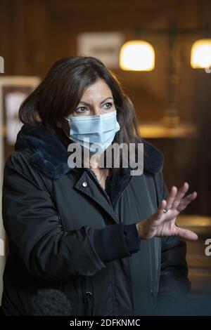 Die Bürgermeisterin von Paris Anne Hidalgo, die eine Gesichtsmaske trägt, besucht am 15. Oktober 2020 ein COVISAN-Zentrum (Screening and Support System for COVID + People) im Rathaus des 18. Arrondissements in Paris, Frankreich. Foto von Eliot Blondt/ABACAPRESS.COM Stockfoto