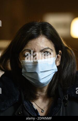 Die Bürgermeisterin von Paris Anne Hidalgo, die eine Gesichtsmaske trägt, besucht am 15. Oktober 2020 ein COVISAN-Zentrum (Screening and Support System for COVID + People) im Rathaus des 18. Arrondissements in Paris, Frankreich. Foto von Eliot Blondt/ABACAPRESS.COM Stockfoto