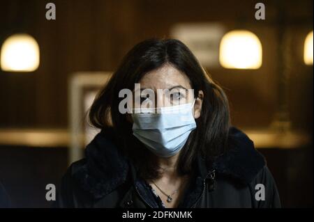 Die Bürgermeisterin von Paris Anne Hidalgo, die eine Gesichtsmaske trägt, besucht am 15. Oktober 2020 ein COVISAN-Zentrum (Screening and Support System for COVID + People) im Rathaus des 18. Arrondissements in Paris, Frankreich. Foto von Eliot Blondt/ABACAPRESS.COM Stockfoto