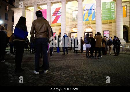 Zuschauer vor dem Spielhaus von Odeon am 15. Oktober 2020, einen Tag vor der Ausgangssperre, in Paris, Frankreich. Frankreich wurde am Mittwoch das jüngste europäische Land, das die Maßnahmen gegen das Coronavirus verschärft hat. Die französische Hauptstadt und die Städte Aix-Marseille, Grenoble, Montpellier, Toulouse, Saint Etienne, Lille, Rouen und Lyon werden am Freitag von 21:00 bis 6:00 Uhr eine Ausgangssperre haben, kündigte Präsident Macron an. Foto von Raphael Lafargue/ABACAPRESS.COM Stockfoto