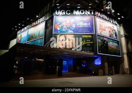 Ein Blick auf die Kinos des UGC Montparnasse am 15. Oktober 2020, einen Tag vor einer Ausgangssperre, in Paris, Frankreich. Frankreich wurde am Mittwoch das jüngste europäische Land, das die Maßnahmen gegen das Coronavirus verschärft hat. Die französische Hauptstadt und die Städte Aix-Marseille, Grenoble, Montpellier, Toulouse, Saint Etienne, Lille, Rouen und Lyon werden am Freitag von 21:00 bis 6:00 Uhr eine Ausgangssperre haben, kündigte Präsident Macron an. Foto von Raphael Lafargue/ABACAPRESS.COM Stockfoto