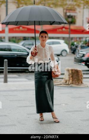 Street style, Alexandra Pereira Ankunft in Miu Miu Frühling Sommer 2021 Mittagessen Präsentation, gehalten im Mun Restaurant, Champs Elysees, Paris, Frankreich, am 6. Oktober 2020. Foto von Marie-Paola Bertrand-Hillion/ABACAPRESS.COM Stockfoto