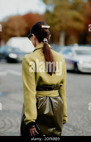 Street style, Julia Comil Ankunft in Chanel Frühjahr Sommer 2021 Show, im Grand Palais, Paris, Frankreich, am 6. Oktober 2020 statt. Foto von Marie-Paola Bertrand-Hillion/ABACAPRESS.COM Stockfoto