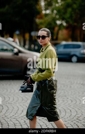 Street style, Julia Comil Ankunft in Chanel Frühjahr Sommer 2021 Show, im Grand Palais, Paris, Frankreich, am 6. Oktober 2020 statt. Foto von Marie-Paola Bertrand-Hillion/ABACAPRESS.COM Stockfoto