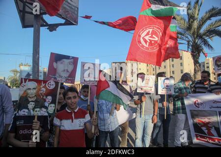 Palästinensische Anhänger der Volksfront zur Befreiung Palästinas nehmen am 17. Oktober 2020 im nördlichen Gazastreifen an einem Protest zum Jahrestag des 17. Oktober Teil. Foto von Ramez Habboub/ABACAPRESS.COM Stockfoto