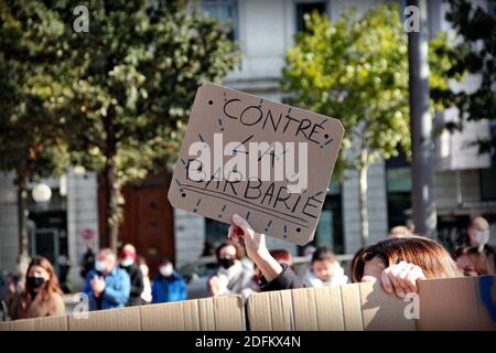 Tausende von Menschen versammelten sich, um Samuel Paty, den Professor, der bei einem Terroranschlag enthauptet wurde, zu ehren. Lyon, Frankreich am 18. Oktober 2020. In Conflans-Sainte-Honorine am 16. Oktober 2020 enthauptete der 18-jährige Angreifer, der von Polizisten erschossen wurde, den Geschichtslehrer, weil er eine Karikatur des Propheten Mohamed als Beispiel für Redefreiheit gezeigt hatte. Foto von Mathis Boussuge/ABACAPRESS.COM Stockfoto