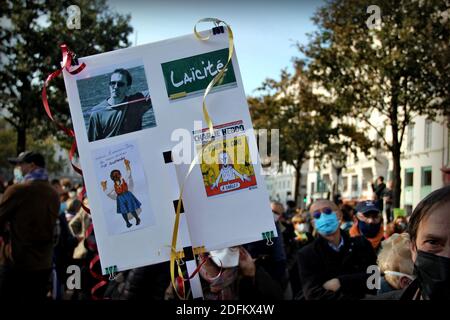 Tausende von Menschen versammelten sich, um Samuel Paty, den Professor, der bei einem Terroranschlag enthauptet wurde, zu ehren. Lyon, Frankreich am 18. Oktober 2020. In Conflans-Sainte-Honorine am 16. Oktober 2020 enthauptete der 18-jährige Angreifer, der von Polizisten erschossen wurde, den Geschichtslehrer, weil er eine Karikatur des Propheten Mohamed als Beispiel für Redefreiheit gezeigt hatte. Foto von Mathis Boussuge/ABACAPRESS.COM Stockfoto