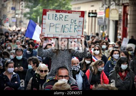 Tausende von Menschen versammelten sich, um Samuel Paty, den Professor, der bei einem Terroranschlag enthauptet wurde, zu ehren. Lyon, Frankreich am 18. Oktober 2020. In Conflans-Sainte-Honorine am 16. Oktober 2020 enthauptete der 18-jährige Angreifer, der von Polizisten erschossen wurde, den Geschichtslehrer, weil er eine Karikatur des Propheten Mohamed als Beispiel für Redefreiheit gezeigt hatte. Foto von Mathis Boussuge/ABACAPRESS.COM Stockfoto