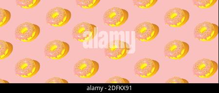 Rosa glasierte Donut-Muster auf pastellfarbenem Hintergrund. Kreatives Konzept. 3d. Banner, Farbe des Jahres 2021 beleuchtet Stockfoto