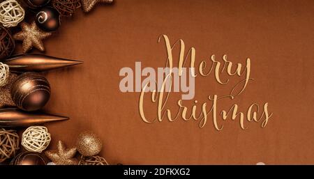 Natürliche, braune und goldfarbene Ornamente. Christmass-Konzept mit Platz für Text Stockfoto