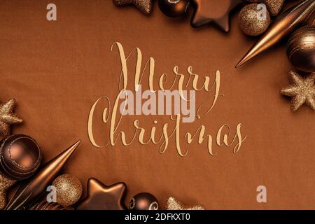 Natürliche, braune und goldfarbene Ornamente. Christmass-Konzept mit Platz für Text Stockfoto