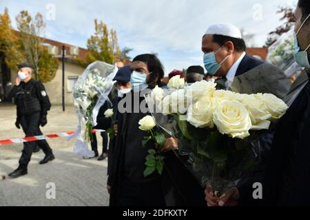 Imam von Drancy Hassen Chalghoumi und der jüdische Schriftsteller Marek Halter bei einer Versammlung von Imamen außerhalb der Bois d'Aulne Sekundarschule in Hommage an den ermordeten Geschichtslehrer Samuel Paty, Der am 19. Oktober 2020 in Conflans-Sainte-Honorine, nordwestlich von Paris, Frankreich, von einem Angreifer enthauptet wurde, weil er den Schülern Karikaturen des Propheten Mohammed in seiner Klasse gezeigt hatte. Paty, 47, wurde am 16. Oktober auf dem Heimweg von der Mittelschule angegriffen, wo er von dem 18-jährigen Tschetschenien Abdullakh Ansorov unterrichtete, der von der Polizei erschossen wurde. Nach dem Angriff nahmen Zehntausende von Menschen Teil Stockfoto