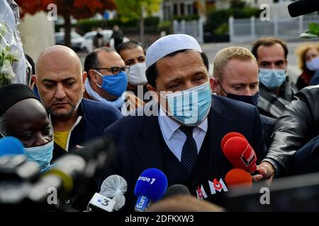 Imam von Drancy Hassen Chalghoumi, der an einer Versammlung von Imamen außerhalb der Bois d'Aulne Sekundarschule in Hommage an den ermordeten Geschichtslehrer Samuel Paty teilnimmt, Der am 19. Oktober 2020 in Conflans-Sainte-Honorine, nordwestlich von Paris, Frankreich, von einem Angreifer enthauptet wurde, weil er den Schülern Karikaturen des Propheten Mohammed in seiner Klasse gezeigt hatte. Paty, 47, wurde am 16. Oktober auf dem Heimweg von der Mittelschule angegriffen, wo er von dem 18-jährigen Tschetschenien Abdullakh Ansorov unterrichtete, der von der Polizei erschossen wurde. Nach dem Angriff nahmen Zehntausende von Menschen an Kundgebungen landesweit zu honou Teil Stockfoto