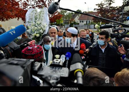 Imam von Drancy Hassen Chalghoumi, der an einer Versammlung von Imamen außerhalb der Bois d'Aulne Sekundarschule in Hommage an den ermordeten Geschichtslehrer Samuel Paty teilnimmt, Der am 19. Oktober 2020 in Conflans-Sainte-Honorine, nordwestlich von Paris, Frankreich, von einem Angreifer enthauptet wurde, weil er den Schülern Karikaturen des Propheten Mohammed in seiner Klasse gezeigt hatte. Paty, 47, wurde am 16. Oktober auf dem Heimweg von der Mittelschule angegriffen, wo er von dem 18-jährigen Tschetschenien Abdullakh Ansorov unterrichtete, der von der Polizei erschossen wurde. Nach dem Angriff nahmen Zehntausende von Menschen an Kundgebungen landesweit zu honou Teil Stockfoto