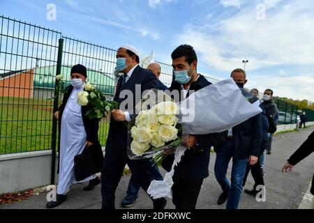 Imam von Drancy Hassen Chalghoumi, der an einer Versammlung von Imamen außerhalb der Bois d'Aulne Sekundarschule in Hommage an den ermordeten Geschichtslehrer Samuel Paty teilnimmt, Der am 19. Oktober 2020 in Conflans-Sainte-Honorine, nordwestlich von Paris, Frankreich, von einem Angreifer enthauptet wurde, weil er den Schülern Karikaturen des Propheten Mohammed in seiner Klasse gezeigt hatte. Paty, 47, wurde am 16. Oktober auf dem Heimweg von der Mittelschule angegriffen, wo er von dem 18-jährigen Tschetschenien Abdullakh Ansorov unterrichtete, der von der Polizei erschossen wurde. Nach dem Angriff nahmen Zehntausende von Menschen an Kundgebungen landesweit zu honou Teil Stockfoto