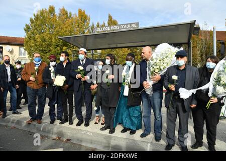 Imam von Drancy Hassen Chalghoumi und der jüdische Schriftsteller Marek Halter bei einer Versammlung von Imamen außerhalb der Bois d'Aulne Sekundarschule in Hommage an den ermordeten Geschichtslehrer Samuel Paty, Der am 19. Oktober 2020 in Conflans-Sainte-Honorine, nordwestlich von Paris, Frankreich, von einem Angreifer enthauptet wurde, weil er den Schülern Karikaturen des Propheten Mohammed in seiner Klasse gezeigt hatte. Paty, 47, wurde am 16. Oktober auf dem Heimweg von der Mittelschule angegriffen, wo er von dem 18-jährigen Tschetschenien Abdullakh Ansorov unterrichtete, der von der Polizei erschossen wurde. Nach dem Angriff nahmen Zehntausende von Menschen Teil Stockfoto