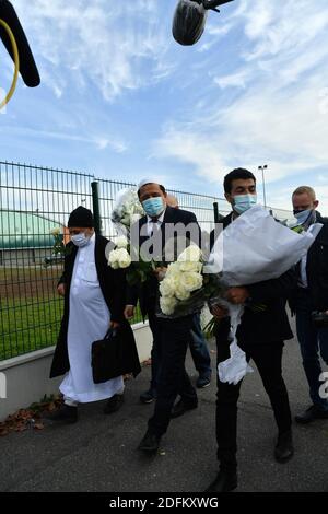 Imam von Drancy Hassen Chalghoumi, der an einer Versammlung von Imamen außerhalb der Bois d'Aulne Sekundarschule in Hommage an den ermordeten Geschichtslehrer Samuel Paty teilnimmt, Der am 19. Oktober 2020 in Conflans-Sainte-Honorine, nordwestlich von Paris, Frankreich, von einem Angreifer enthauptet wurde, weil er den Schülern Karikaturen des Propheten Mohammed in seiner Klasse gezeigt hatte. Paty, 47, wurde am 16. Oktober auf dem Heimweg von der Mittelschule angegriffen, wo er von dem 18-jährigen Tschetschenien Abdullakh Ansorov unterrichtete, der von der Polizei erschossen wurde. Nach dem Angriff nahmen Zehntausende von Menschen an Kundgebungen landesweit zu honou Teil Stockfoto