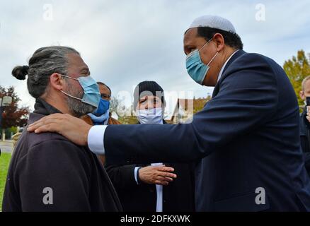 Imam von Drancy Hassen Chalghoumi, der an einer Versammlung von Imamen außerhalb der Bois d'Aulne Sekundarschule in Hommage an den ermordeten Geschichtslehrer Samuel Paty teilnimmt, Der am 19. Oktober 2020 in Conflans-Sainte-Honorine, nordwestlich von Paris, Frankreich, von einem Angreifer enthauptet wurde, weil er den Schülern Karikaturen des Propheten Mohammed in seiner Klasse gezeigt hatte. Paty, 47, wurde am 16. Oktober auf dem Heimweg von der Mittelschule angegriffen, wo er von dem 18-jährigen Tschetschenien Abdullakh Ansorov unterrichtete, der von der Polizei erschossen wurde. Nach dem Angriff nahmen Zehntausende von Menschen an Kundgebungen landesweit zu honou Teil Stockfoto