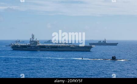 Handout-Datei Foto vom 14. Juni 2017 von Schiffen der indischen Marine, Japan Maritime Self-Defense Force (JMSDF) und der US-Marine segeln in Formation während Malabar 2018. Australien wird sich Indien, den Vereinigten Staaten und Japan bei den Malabar-Marineübungen im Indischen Ozean im nächsten Monat anschließen, was die militärischen Beziehungen zwischen den vier Demokratien inmitten zunehmender Spannungen mit China stärken dürfte. Die seit 1992 jährlich durchgeführten Manöver sind in den letzten Jahren an Größe und Komplexität gewachsen, um das anzugehen, was die US Navy zuvor als "eine Vielzahl von gemeinsamen Bedrohungen für" beschrieben hat Stockfoto