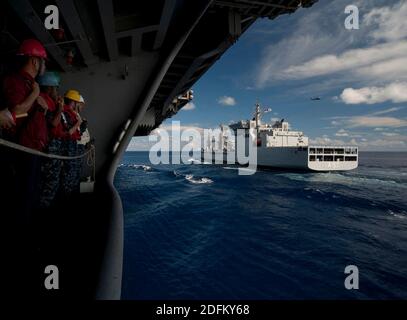 Handout-Datei Foto vom 13. April 2012 von Seeleuten an Bord des Nimitz-Klasse Flugzeugträgers USS Carl Vinson (CVN 70) stehen zur Seite, während das Schiff bei einer Betankung auf See mit dem Öler DER indischen Marine IN SHAKTI (A57) fährt. Carl Vinson und Carrier Air Wing (CVW) 17 werden an der Malabar-Übung mit Schiffen und Flugzeugen der indischen Marine eingesetzt. Australien wird sich Indien, den Vereinigten Staaten und Japan im nächsten Monat in den Malabar Marineübungen im Indischen Ozean, in einem Schritt, der erwartet wird, um die militärische Beziehung zwischen den vier Demokratien inmitten verstärkt zu stärken Stockfoto