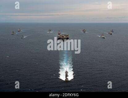 Handout-Datei Foto vom 14. April 2012 des Nimitz-Klasse Flugzeugträgers USS Carl Vinson (CVN 70), des Ticonderoga-Klasse Lenkraketen Kreuzer USS Bunker Hill (CG 52), und der Arleigh Burke-Klasse Lenkraketen Zerstörer USS Halsey (DDG 97) Transit in Formation mit indischen Marineschiffen während der Übung Malabar 2012. Australien wird sich Indien, den Vereinigten Staaten und Japan bei den Malabar-Marineübungen im Indischen Ozean im nächsten Monat anschließen, was die militärischen Beziehungen zwischen den vier Demokratien inmitten zunehmender Spannungen mit China stärken dürfte. Jährlich seit 1992 durchgeführt, t Stockfoto