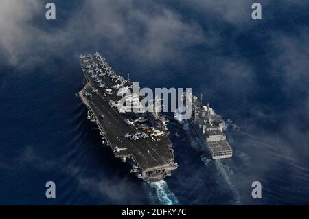 Handout-Datei Foto vom 13. April 2012 der Nimitz-Klasse Flugzeugträger USS Carl Vinson (CVN 70) und der indische Marine-Flotte Öler IN SHAKTI (A57) führen eine Betankung auf See Übung. Carl Vinson und Carrier Air Wing (CVW) 17 werden an der Malabar-Übung mit Schiffen und Flugzeugen der indischen Marine eingesetzt. Australien wird sich Indien, den Vereinigten Staaten und Japan bei den Malabar-Marineübungen im Indischen Ozean im nächsten Monat anschließen, was die militärischen Beziehungen zwischen den vier Demokratien inmitten zunehmender Spannungen mit China stärken dürfte. Wird seitdem jährlich durchgeführt Stockfoto