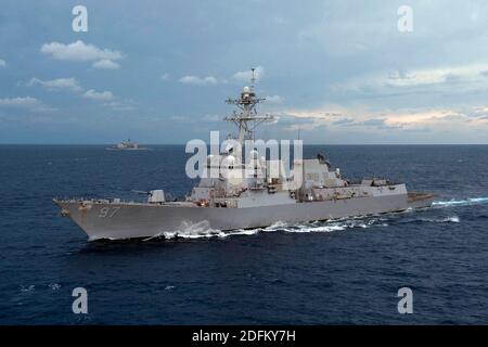 Handout-Datei Foto vom 14. April 2012 des Arleigh Burke-Klasse Lenkflugkörper Zerstörers USS Halsey (DDG 97) ist unterwegs mit dem Ticonderoga-Klasse geführte Raketen Kreuzer USS Bunker Hill (CG 52) mit anderen US-und indischen Marine-Schiffe während der Übung Malabar 2012. Australien wird sich Indien, den Vereinigten Staaten und Japan bei den Malabar-Marineübungen im Indischen Ozean im nächsten Monat anschließen, was die militärischen Beziehungen zwischen den vier Demokratien inmitten zunehmender Spannungen mit China stärken dürfte. Die seit 1992 jährlich durchgeführten Manöver sind in Größe und Komplexität gewachsen Stockfoto