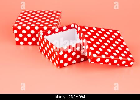 Zwei Geschenkboxen isoliert auf rosa Hintergrund. Stockfoto