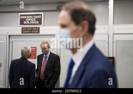 Vereinigte Staaten Senator Jack Reed (Demokrat von Rhode Island), links, chattet mit Vereinigte Staaten Senator Mike Crapo (Republikaner von Idaho), Mitte, während Vereinigte Staaten Senator Ron Wyden (Demokrat von Oregon), rechts, Gespräche mit einem Reporter, der nach einer Abstimmung im US-Kapitol in Washington, DC, USA, Mittwoch, 21. Oktober 2020 auf einen Zug in der Senatsbahn wartet. Foto von Rod Lampey/CNP/ABACAPRESS.COM Stockfoto