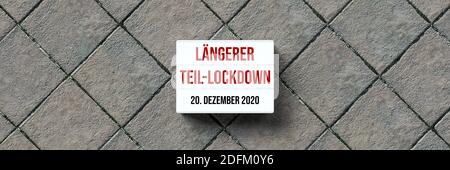 lightbox mit der deutschen Botschaft für DIE TEILWEISE SPERRUNG - 20. DEZEMBER 2020 auf Steinpflaster Hintergrund - 3d Abbildung - 3d-Illustration Stockfoto